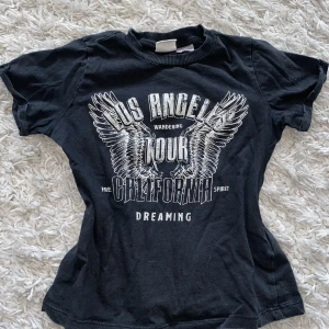 Topp mörkgrå - Säljer eftersom den inte kommer till användning, bra skick och är en baby tee, använd köp nu💗