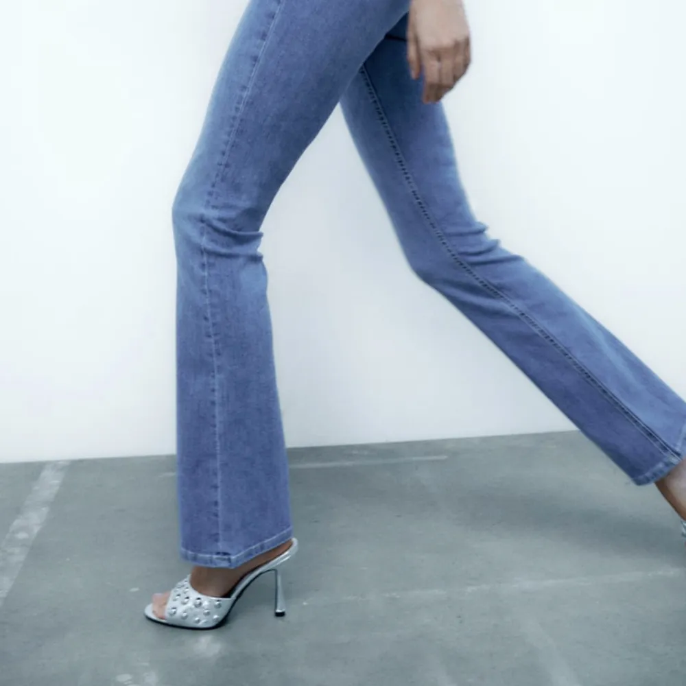 Low Rise jeans från zara med prislapp kvar! Helt oanvända❤️. Jeans & Byxor.
