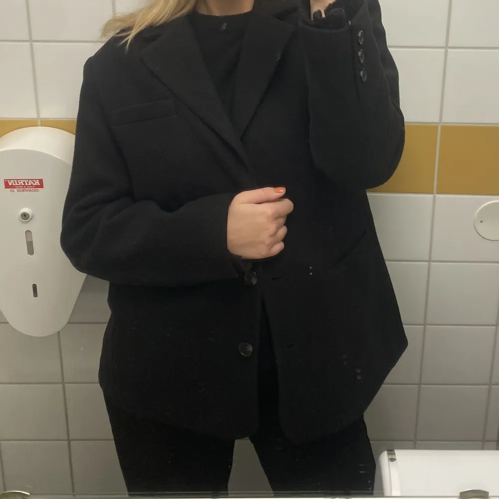 En så fin och varm blazer från Nelly! . Jackor.