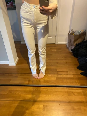 Jeans - Vita jeans från Gina, använd 1 gång, storlek 32 men passar 34