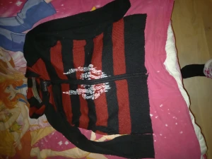 Emo punk kläder mm - Sällan använda och i fint skick katt finns I hemmet , den svart rosa 200kr dom andra 150kr.