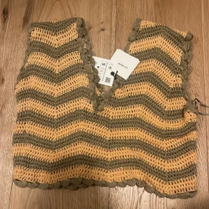 Stickad topp - Jättesöt stickad topp, i färgen orange/gul och militärgrön. Helt oanvänd, lappen är kvar. 