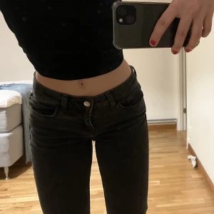 lågmidjade jeans - Sjukt snygga gråa lågmidjade jeans, raka/bootcut. Innerbenslängden: 80cm.  Midjemått: 34cm (en sida)