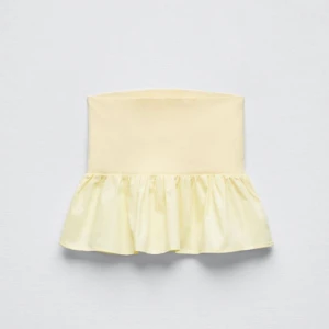 Zara topp - Jättefin top från zara med volang nedtill. I den perfekta ljusgula färgen till sommaren💕💕 Älskar denna men den är tyvärr i fel storlek. Aldrig använd, storlek S!