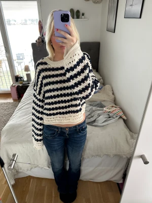 Stickad träja - Stickad tröja från Pull&Bear. Använd en gång. Köpte i somras i Spanien. Kan mötas i Stockholm. Hör av er vid frågor.