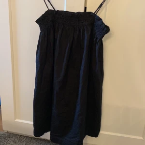  svart klänning - Fin svart klänning. nypris: 200:- mitt pris: 80:-. 💗💗Strl S, passar även Xs och M. 