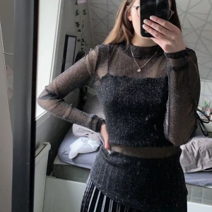 Tröja - Fin tröja från GinaTricot! Bra kvalité då den sällan varit använd. Storlek M men passar även mindre storlekar. (OBS: den är genomskinlig, linnet under följer alltså INTE med)💗