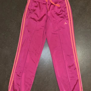 Adidas byxor - Mycket bra skick. Unika adidas byxor. Använt fåtal gånger. Sitter som en smäck. Storlek: S 