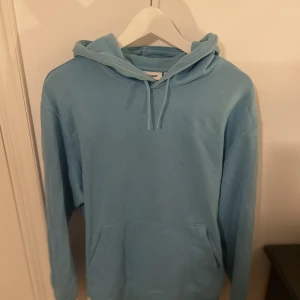 Weekday hoodie - Weekday hoodie ljusblå Sparsamt använd utan några skavanker. Storlek M