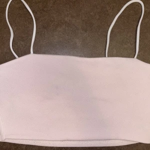 Rosa topp - Mycket bra kvalitet. Fin topp som passar bra till alla tillfällen. Simpelt som går att styla unikt. 