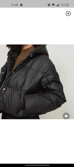 Svart vårjacka  - Kortare jacka med resor man kan dra åt i längst ner för att få den att sitta på olika sätt. Använd ca 5 gånger.  Köpte för 730kr. Säljer för 350kr.