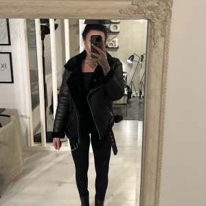 Bikerjacka - Bikerjacka med pälsfoder. Inköpt på H&M för ca 2 år sen, använd ca 6 gånger. Köpte den för 899:-. Storlek 40. 