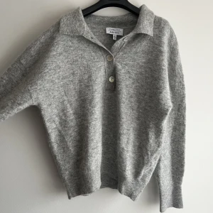 Stickad tröja från & Other Stories  - Mysig grå stickad tröja! Är originellt i strlk M men har krympt lite i tvätten så skulle säga att den är en S nu. 