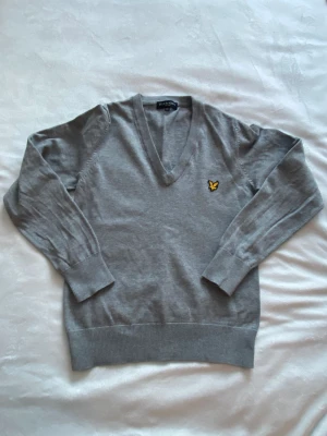 Lyle & Scott Vintage - Grå pullover tröja från Lyle & Scott. Använd men inga direkta syner. Storlek Medium. 