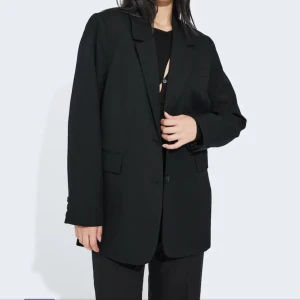 Kavaj - Svart kavaj från bikbok, ’Jackie blazer’, storlek xs. Oversized. Använd 1-2 gånger, nypris 699kr.