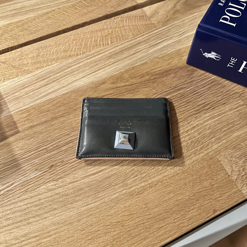Snygg unisex plånbok från Fendi Roma, dustbag ingår, köpt för några tusen. Övrigt.