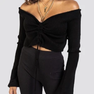 Stickad tröja - Stickad off shoulder tröja i svart från madlady i storlek Small. Bara testad och har aldrig kommit till användning efter det :)