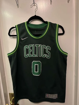 Jayson tatum Celtics basket linne - Tvättar den innan köpning, Storleken är large men den funkar till medium och kanske small