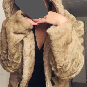 Furry Coat - Fake furry coat, very smooth and elegant, the size dis XL but I’m an S-M so I guess it fits most people depending on your taste. 