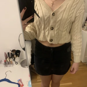 Ribbstickad kofta cardigan - Säljer denna stickade koftan❤️ Använd en gång. 80 kr + frakt📦 