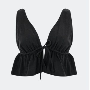 Svart bikbok topp - Knytbar så passar från XS-M, är i storlek S från bikbok. Bra skick. Lånade bilder men det är precis samma topp utan defekter❤️säljs ej mer