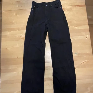 Svarta keans - Svarta högmidjade jeans.  Oanvända 
