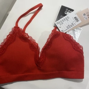 Röd bh - Röd mjuk bh med vadd aldrig använd  nypris 149kr