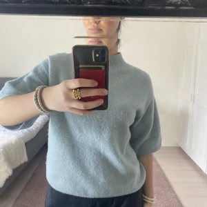 Stickad tröja  - Säljer denna jättefina tröjan, knappt använd💞 originalpris: 900 köparen står för frakt ✨