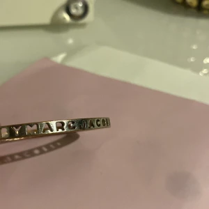 Marc Jacobs armband  - Säljer armbandet då det ej kommer till användning. Den är använd men är i fint skick💕💕 + frakt