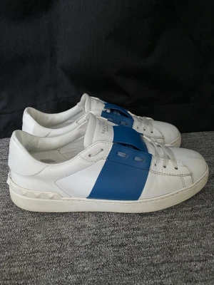 Valentino skor - Tjena, säljer ett par valentino skor i storleken 42, passar även up mot 43 utan problem. Skorna är i använt skick men mycket kvar att ge. Tyvärr har jag varken box eller påsar kvar. Hör gärna av er med frågor eller funderingar.