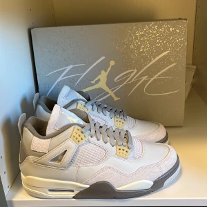 Jordan 4 Craft Photo Dust - Helt nya oanvända Jordan 4. Köpta på SNKRS appen. Har online kvitto och låda. Kan mötas eller frakta. Köparen betalar frakt. Om det är något ni undrar så ställ gärna frågor👍