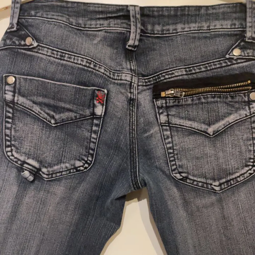 Säljer dessa lågmidjade jeansen i strl 36! De är använda men i bra skick. Jeans & Byxor.