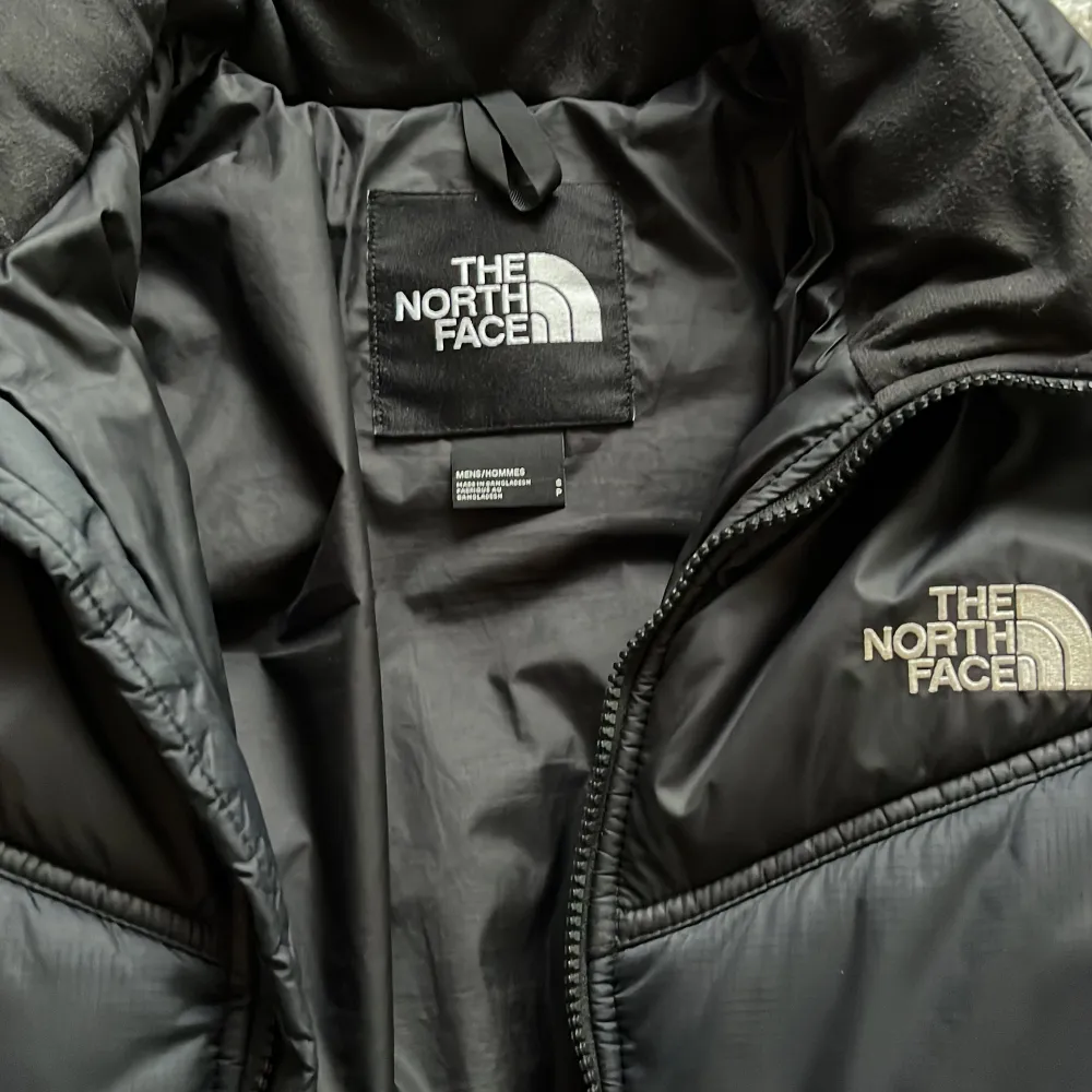 North Face puffer jacket main zipper broken otherwise all good  Dm for more info  . Jackor.