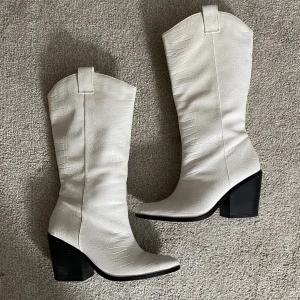 Vita cowboyboots  - Bra skick förutom att de har skavmärken på insidan av foten. Köpta från Nelly för några år sedan✨
