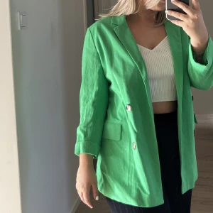 Grön kavaj  - Grön kavaj från stradivarius i storlek L, upplever den liten i storlek då jag brukar ha S eller M. 💚