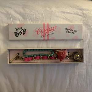 Två ”vintage” armband från Juicy Couture med box. Armbanden är i bra skick och extremt sällsynta (säljs ej längre). Den rosa har ett hänge med en krämparfym i (se bild 3). Skriv för frågor💕