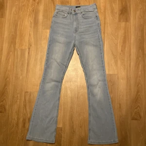 Ljusblå bootcut jeans  - Ljusblå super stretch bootcut jeans. De är i en storlek S men de är SUPER stretchiga så funkar för en M också. Super mjuk material och känns som att ha på sig tajts så är väldigt bekvämt att ha på sig. 