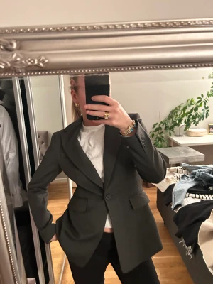 Figursydd kavaj  - Aldrig använd, men väldigt snygg att ha en tajt klänning under! Får fin figur 🫶🏼💌