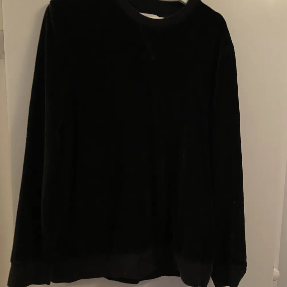 Säljer denna svarta supermjuka tröja från Samsoe, lite sammatsaktig! Strl M. Tröjor & Koftor.