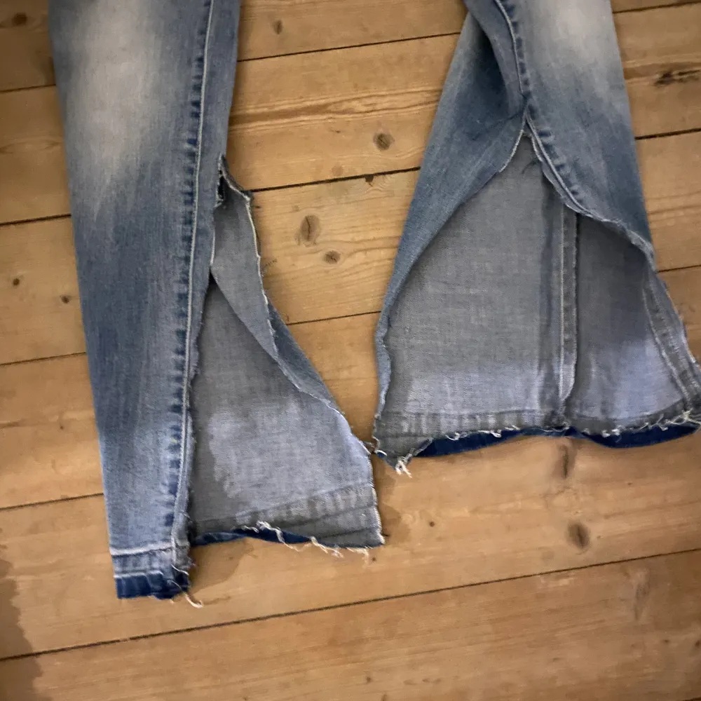 Säljer dem här lågmidjade jeansen som jag själv har klippt en slitt på💕 Står storlek 29 men passar mig i midjan som brukar ha storlek 24/25. Jeans & Byxor.