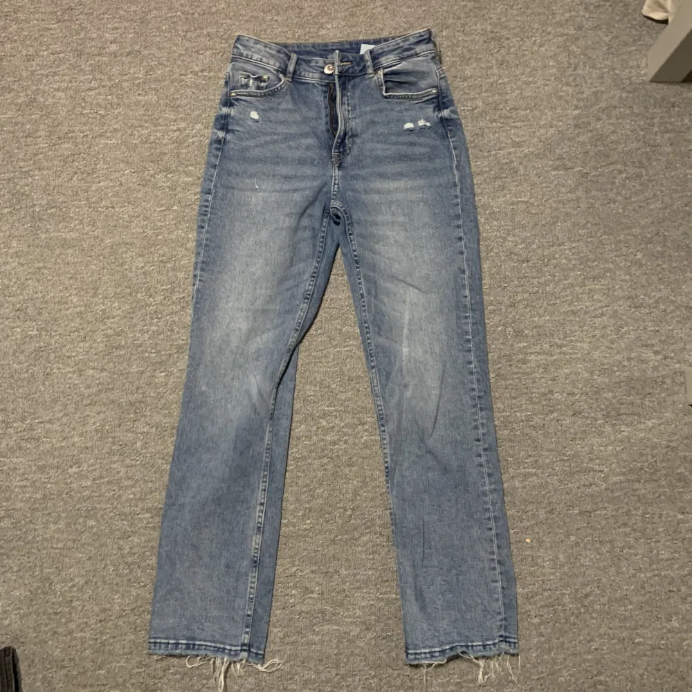 Midwaist jeans från H&M. De är raka i benen och av ett stretchigt material. Köpta för ett par år sedan men inte använda många gånger så de är i ett bra skick. Nypris ca 400kr. De är lite kortare i benen men fungerar bra för mig som är 165cm lång.. Jeans & Byxor.