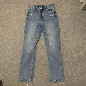 Midwaist jeans från H&M. De är raka i benen och av ett stretchigt material. Köpta för ett par år sedan men inte använda många gånger så de är i ett bra skick. Nypris ca 400kr. De är lite kortare i benen men fungerar bra för mig som är 165cm lång.