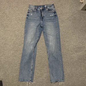 Midwaist jeans - Midwaist jeans från H&M. De är raka i benen och av ett stretchigt material. Köpta för ett par år sedan men inte använda många gånger så de är i ett bra skick. Nypris ca 400kr. De är lite kortare i benen men fungerar bra för mig som är 165cm lång.