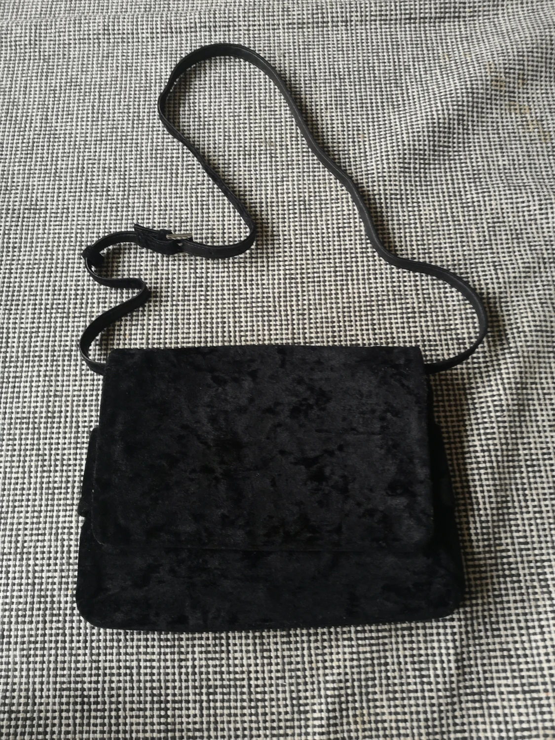 Svart väska i sammet från Carin Wester 