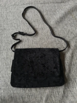 Svart väska i sammet från Carin Wester  - Fin svart väska från Carin Wester. Använd men i bra skick. Finns i Hökarängen 