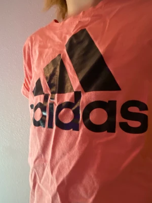 Adidas T-SHIRT - Kolarrosa adidas t-shirt Bra skick Storlek 134/140