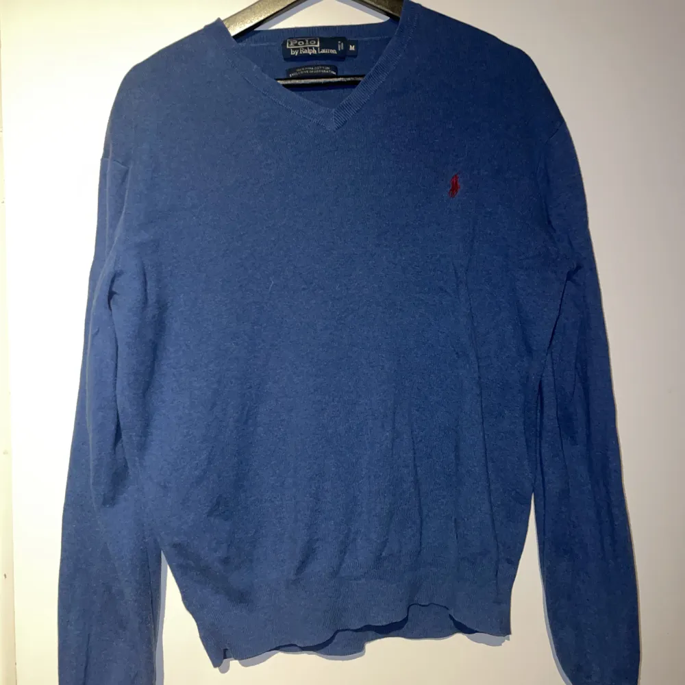 Hallå, nu säljer jag min blåa Polo Ralph Lauren sweatshirt för att den kommer inte till användning. Knappt använd. . Stickat.