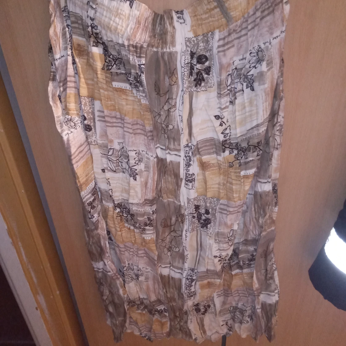 Kjol mönstrad stl 42-44 resår i midjan och knäppes med knappar fram samt fickor i sidorna . - 90