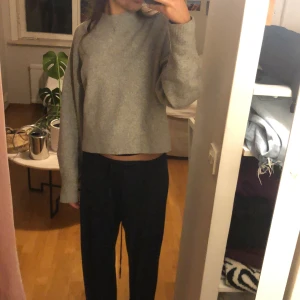 Stickad tröja  - Säljer denna gråa stickade tröja från other stories som tyvärr inte kommer till användning. Jag är 175 och den är lång i ärmarna på mig.