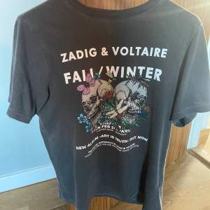 Jättefin tshirt från Zadig!💕 köpt för 1400 förra vintern och sparsamt använd❤️ säljer för 650!